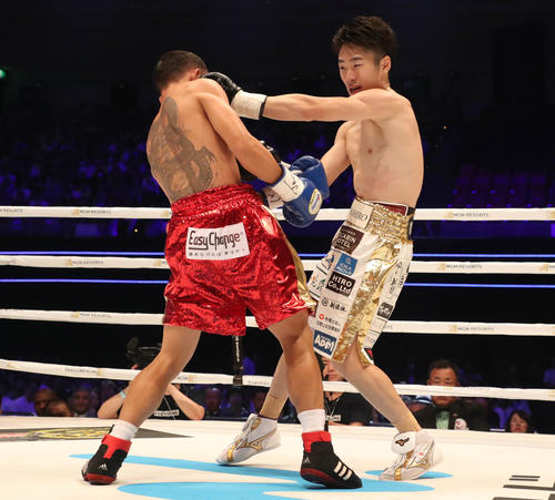 WBC世界ライトフライ級タイトルマッチ　拳四朗ージョナサン・タコリン　1R、ジョナサン・タコリン（左）と接近戦を行う拳四朗（撮影・加藤哉）