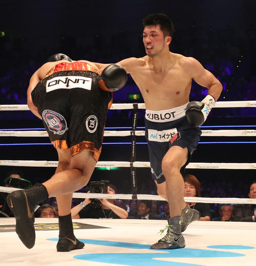 WBA世界ミドル級タイトルマッチ　村田諒太ーロブ・ブラント　1R、村田諒太（左）はロブ・ブラントに右フックを入れる（撮影・加藤哉）
