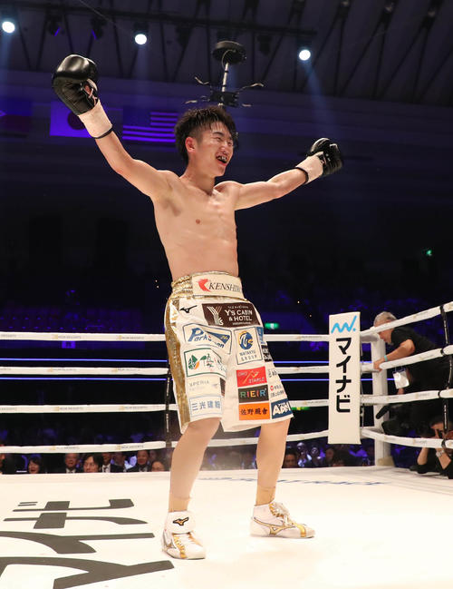 拳四朗対タコリン　4回、タコリンにTKO勝ちし笑顔で両手を広げる拳四朗（撮影・加藤哉）