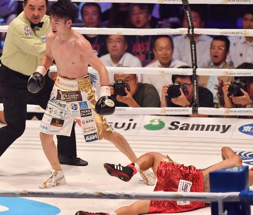 ジョナサン・タコニン対拳四朗　4回、右フックから左アッパーのコンビネーションでダウンを奪いTKO勝利した拳四朗（撮影・上田博志）