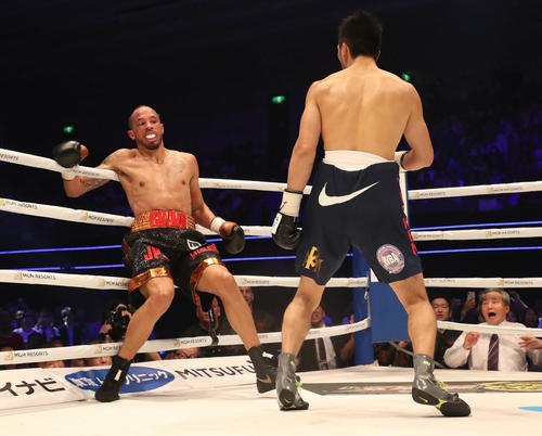 2R、ダウンを奪った村田諒太（右）はロブ・ブラントを一気に責め立てる（撮影・加藤哉）