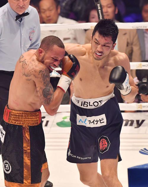 2回、ロブ・ブラント（左）に右フックを見舞う村田（撮影・上田博志）