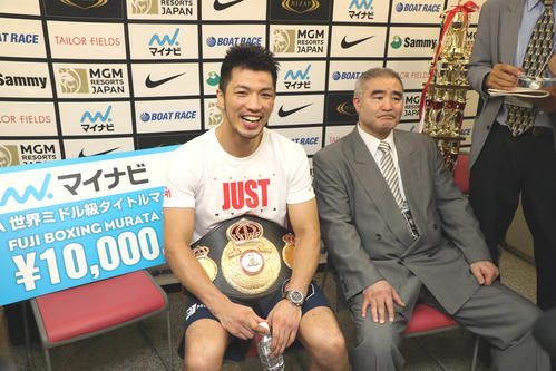村田諒太はロブ・ブラントに勝利し笑顔で会見する（撮影・加藤哉）