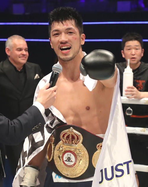 村田はブラントに勝利し笑顔を見せる（撮影・加藤哉）