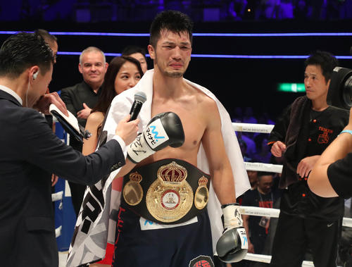 村田はロブ・ブラントに勝利し、ベルトを巻いて涙ぐむ（撮影・加藤哉）