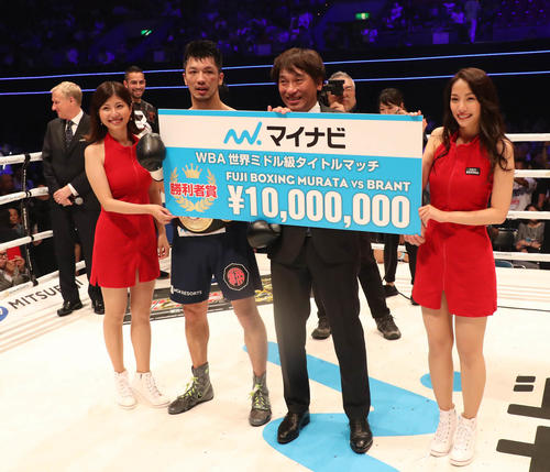 WBA世界ミドル級タイトルマッチ　村田諒太ーロブ・ブラント　村田諒太はロブ・ブラントに勝利し、ベルトを巻いて賞金ボードを手にする（撮影・加藤哉）