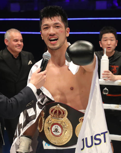 村田はブラントに勝利し笑顔を見せる（撮影・加藤哉）