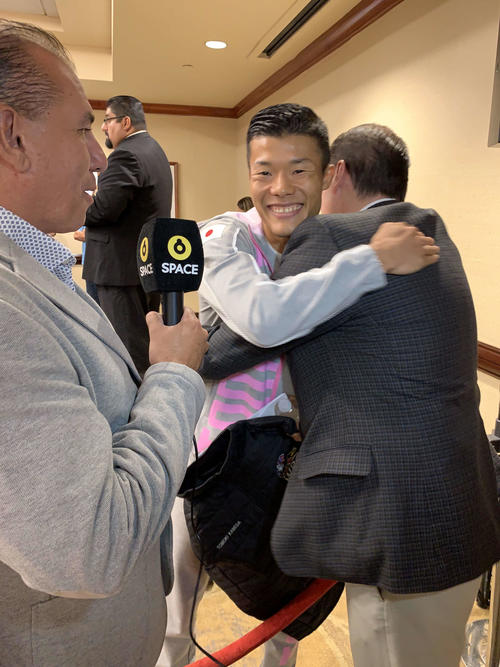WBCスーパーバンタム級王座統一戦前日計量後、WBCのマウリシオ会長（右）から誕生日プレゼントをもらい、喜ぶ亀田和毅（協栄ジム提供）