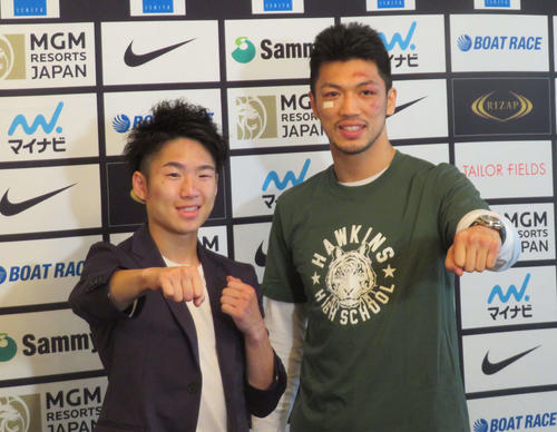 WBA世界ミドル級王者に返り咲いた村田（右）と6度目の防衛に成功したWBC世界ライトフライ級王者拳四朗が一夜明けて会見