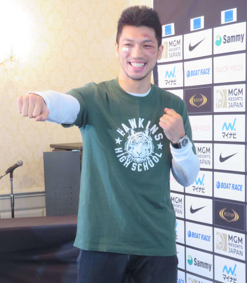 笑顔で会見した村田