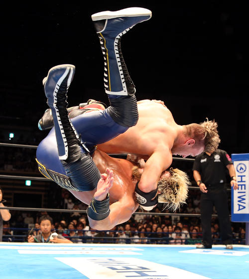ウィル・オスプレイ対SANADA　1回転して相手をマットにたたきつけるオスプレイ（上）（撮影・大野祥一）