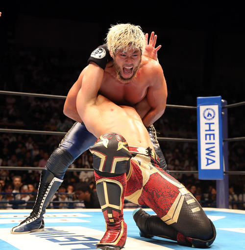 ウィル・オスプレイ対SANADA　首を絞めるSANADA（上）（撮影・大野祥一）