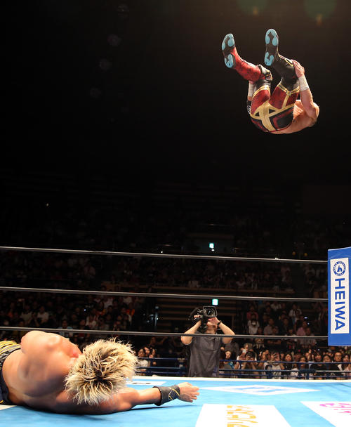ウィル・オスプレイ対SANADA　トップロープから飛び技を決めるオスプレイ（右）（撮影・大野祥一）