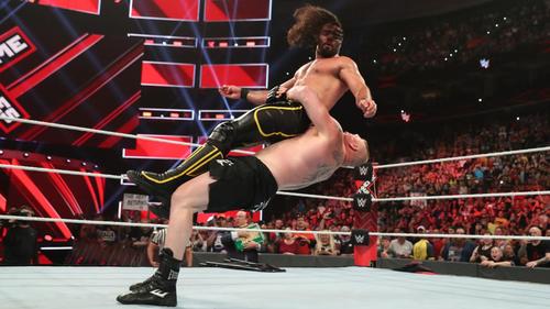 ユニバーサル王者ロリンズ（上）をスープレックスで投げとばすレスナー（C）2019WWE,Inc.AllRightsReserved