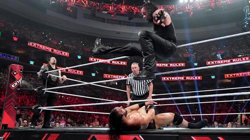 エプロンにいたマッキンタイア（下）にレッグドロップを見舞ったアンダーテイカー（C）2019WWE,Inc.AllRightsReserved
