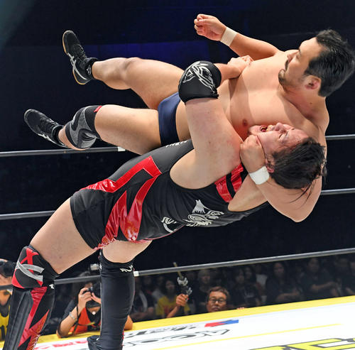 鈴木秀樹にバックドロップを見舞う納屋幸男（撮影・たえ見朱実）