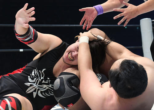 鈴木秀樹の変形ネックロックでギブアップする納屋幸男（撮影・たえ見朱実）