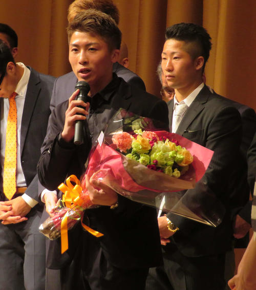 大橋ジム後援会主催パーティーであいさつするWBA・IBF世界バンタム級王者井上尚弥。右後方は弟でWBC世界同級暫定王者の拓真