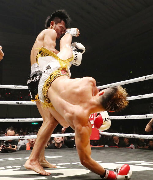 那須川天心対スアキム　3回、回し蹴りがスアキムの顔面に当たりTKOで勝利した那須川（撮影・加藤哉）