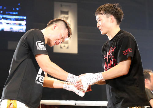 決勝は那須川（左）と志朗に決定しリング上で握手する（撮影・加藤哉）