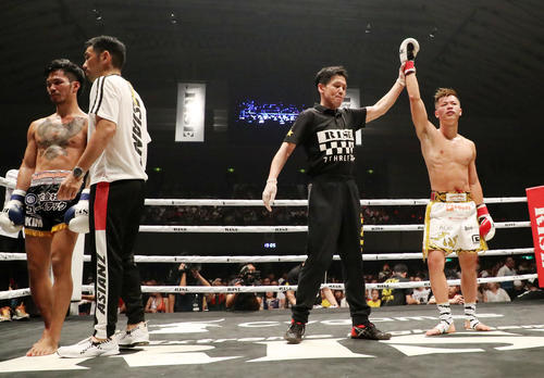 那須川天心対スアキム　3回、スアキムにTKOで勝利した那須川（撮影・加藤哉）