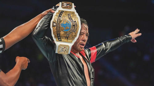 インターコンチネンタル王座ベルトを掲げて勝利を喜ぶ中邑真輔（C）2019WWE，Inc．AllRightsReserved