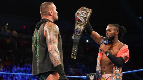 WWEヘビー級王座ベルトをランディ・オートン（左）にみせつける王者コフィ・キングストン（C）2019 WWE, Inc. All Rights Reserved