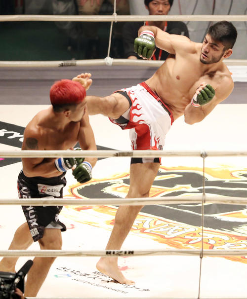 ホベルト・サトシ・ソウザ対広田瑞人　第1R、広田瑞人（左）を右キックで攻め込むホベルト・サトシ・ソウザ（撮影・狩俣裕三）