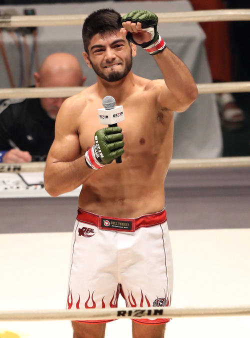 ホベルト・サトシ・ソウザ対広田瑞人　第1R、広田瑞人にKO勝ちし、感極まるホベルト・サトシ・ソウザ（撮影・狩俣裕三）