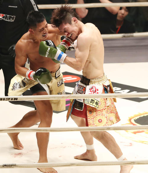大雅対町田光　第3R、左フックがさく裂し、町田光（右）をダウンさせる大雅（撮影・狩俣裕三）