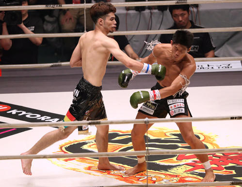 渡部大基対Hideki　第1R、渡部大基（右）に右フックを食らわし、ダウンを奪うHideki（撮影・狩俣裕三）