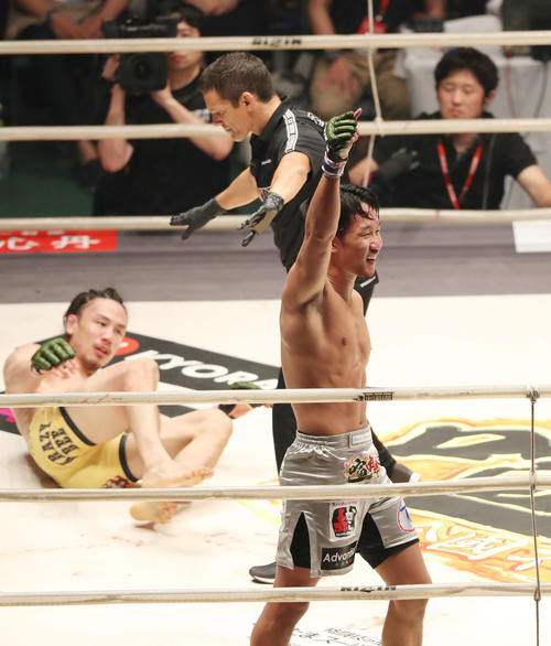 第3R、終了間際に矢地（後方）からダウンを奪い、拳を掲げる朝倉（撮影・狩俣裕三）