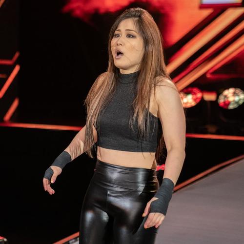 レラエの乱入を受け、ステージに引き下がる紫雷イオ（C）2019WWE，Inc．AllRightsReserved