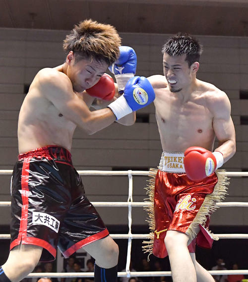 3回、藤岡拓弥（左）に左フックを見舞う辰吉寿以輝（撮影・上田博志）