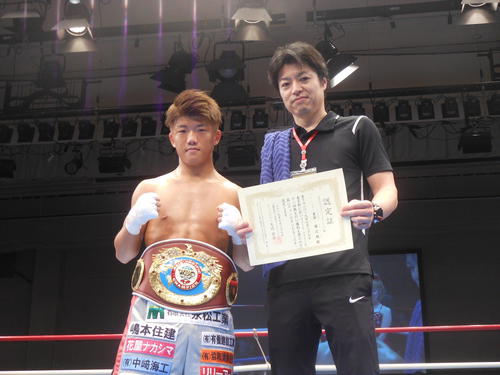 4戦目で王座獲得の重岡銀次朗（左）と町田主計トレーナー