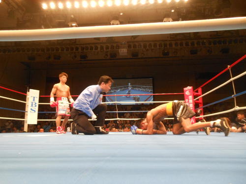 重岡銀次朗（左）は左ボディー一発で1回KO勝ちで王座を獲得