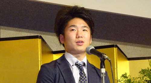 国内現役最長の世界王座6連続防衛の祝勝会であいさつをするWBC世界ライトフライ級王者拳四朗（撮影・加藤裕一）