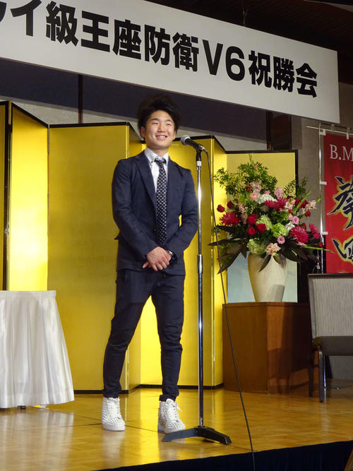 国内現役最長の世界王座6連続防衛の祝勝会であいさつをするWBC世界ライトフライ級王者拳四朗（撮影・加藤裕一）