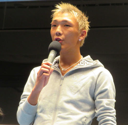 リング上で相手棄権で、不戦勝となったことを報告する亀田京之介