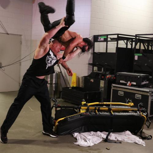 F5で担架の上にロリンズ（上）をたたきつけるレスナー（Ｃ）2019WWE,Inc.AllRightsReserved