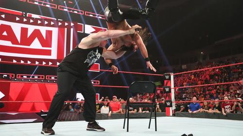 F5でパイプいすの上にロリンズ（上）をたたきつけるレスナー（Ｃ）2019WWE,Inc.AllRightsReserved