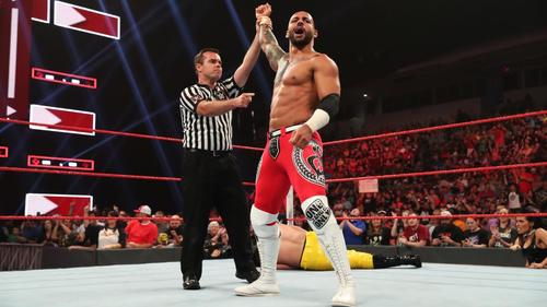ガントレット戦を制し、US王座挑戦が決まったリコシェ（右）（C）2019WWE,Inc.AllRightsReserved