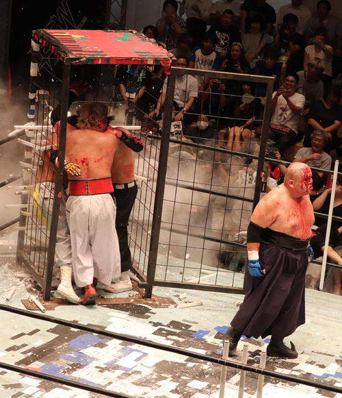 大日本プロレスの鉄檻ラストデスマッチ。アブドーラ・小林（右）は味方の宇藤ごと3人まとめて檻にぶちこんだ