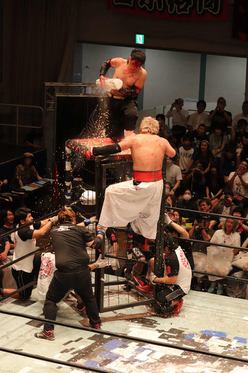 大日本プロレスの鉄檻ラストデスマッチ。木高イサミは鉄檻の上から、蛍光灯の中に仕込んだ画びょうをふりまき、黄金の雨を降らせた