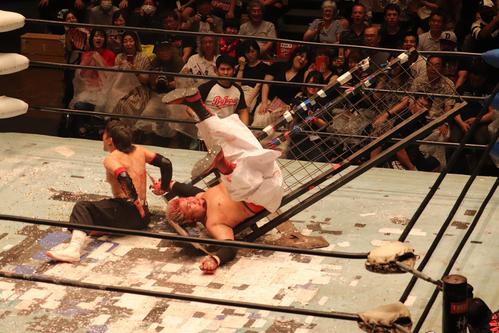 大日本プロレス鉄檻ラストデスマッチ。木高イサミ（左）は鉄檻の上で宇藤純久にブレーンバスター