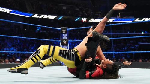アリ（左）に丸め込まれるインターコンチネンタル王者中邑(C)2019WWE，Inc．AllRightsReserved