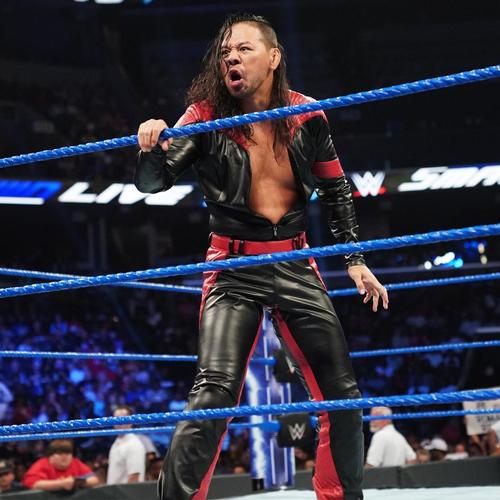 勝ち逃げしたアリを悔しそうににらみつけるインターコンチネンタル王者中邑(C)2019WWE，Inc．AllRightsReserved