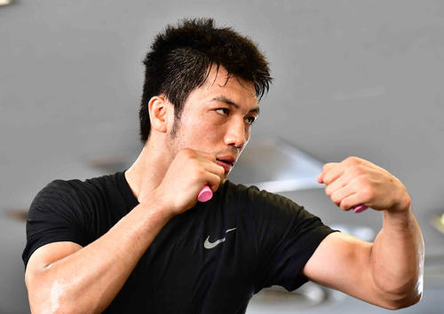 練習を再開した村田は険しい表情でシャドーボクシングに臨む（撮影・小沢裕）