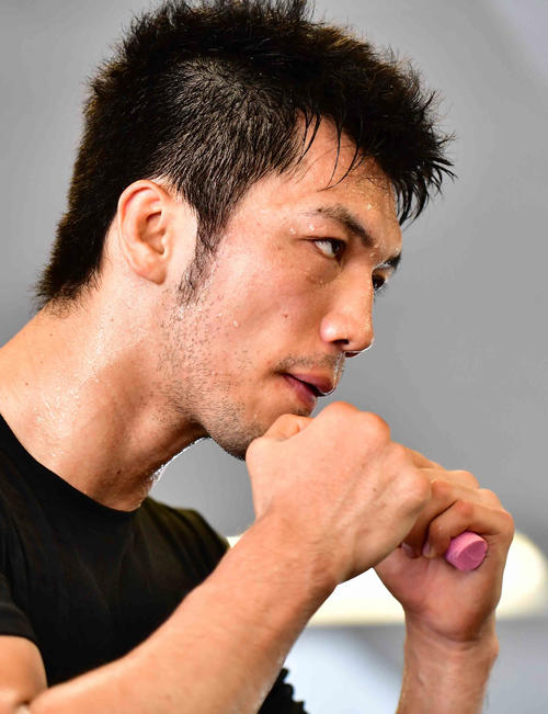 練習を再開した村田は険しい表情でシャドーボクシングに臨む（撮影・小沢裕）