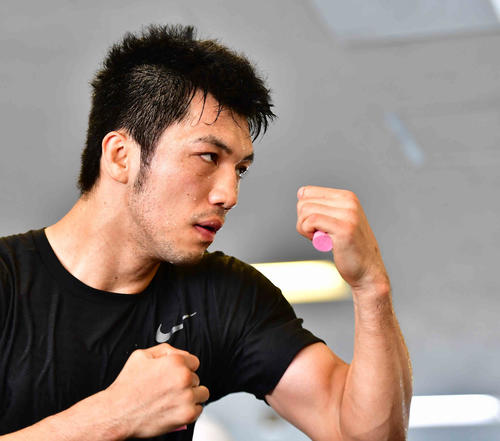 練習を再開した村田は険しい表情でシャドーボクシングに臨む（撮影・小沢裕）